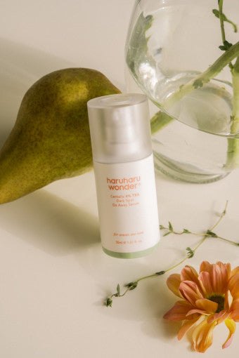 A bottle of haruharu wonder Centella 4% TXA serum for uneven skin tone on a white background