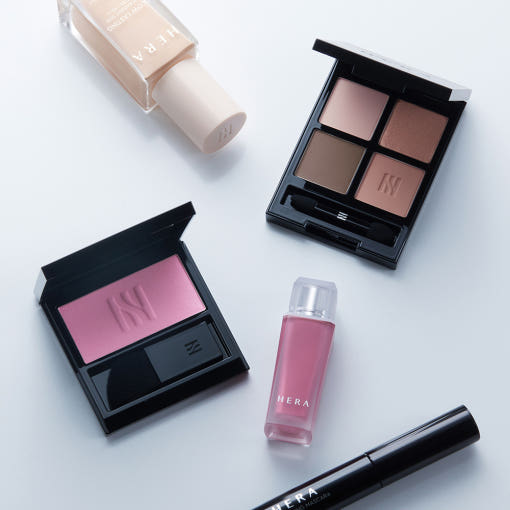 HERA BLUSH No. 77 Icy Pink baked powder blush compact with brush
